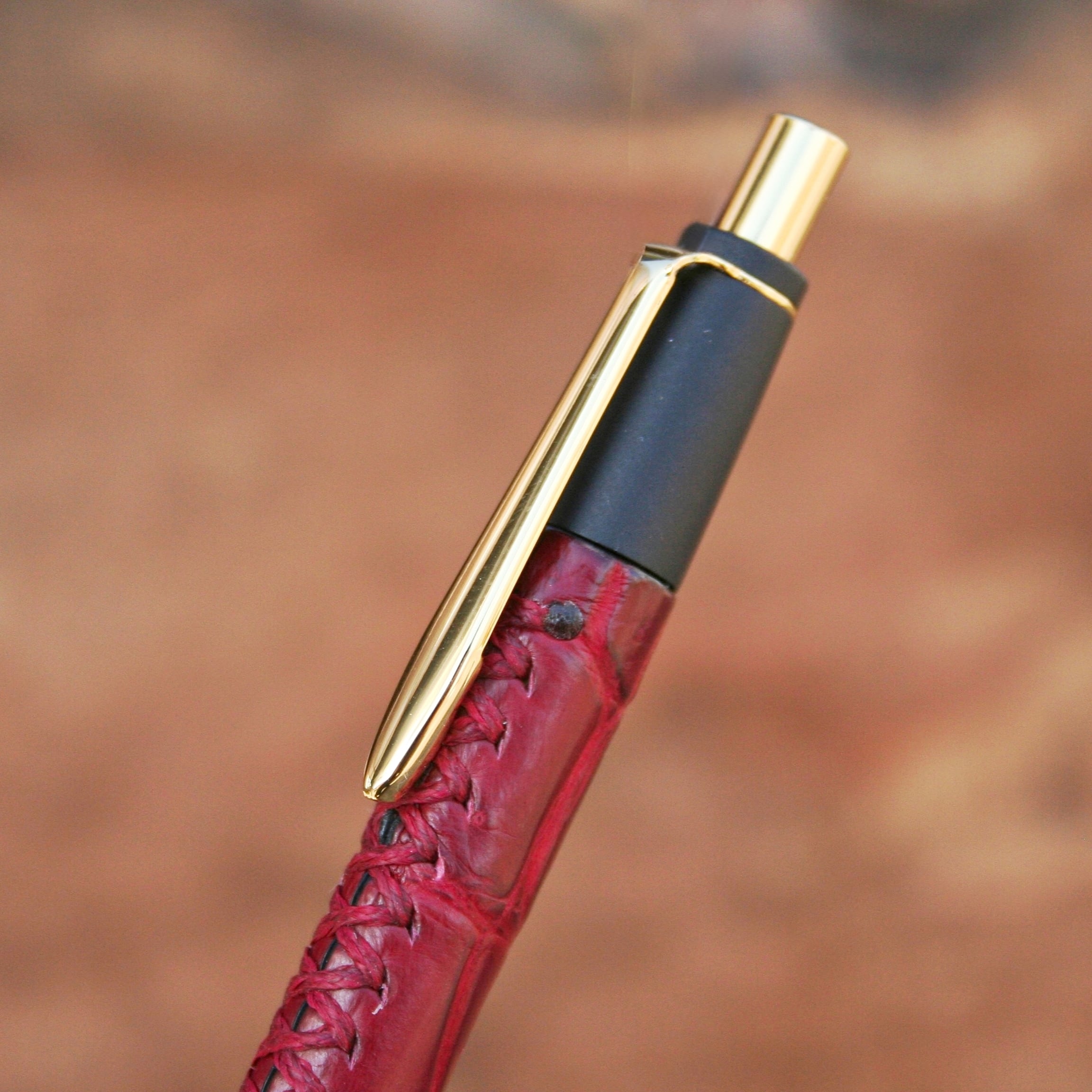 ☆不定期販売☆ 革軸ペン【クロコダイル クリムゾンレッド】 | Schicksal