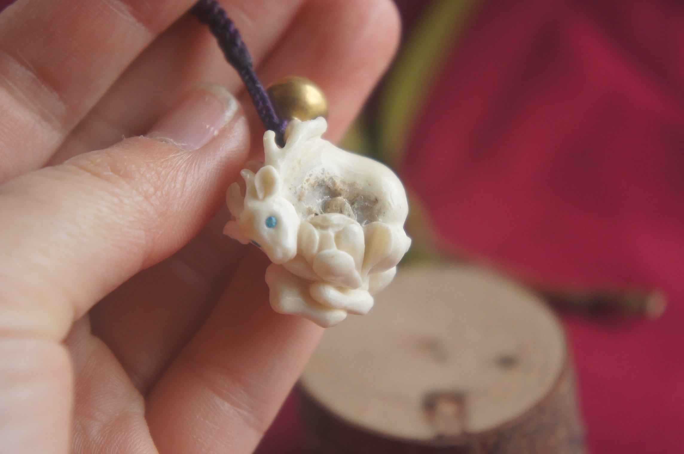鹿角彫刻「青い目の鹿と木蓮」根付 | deer bone 