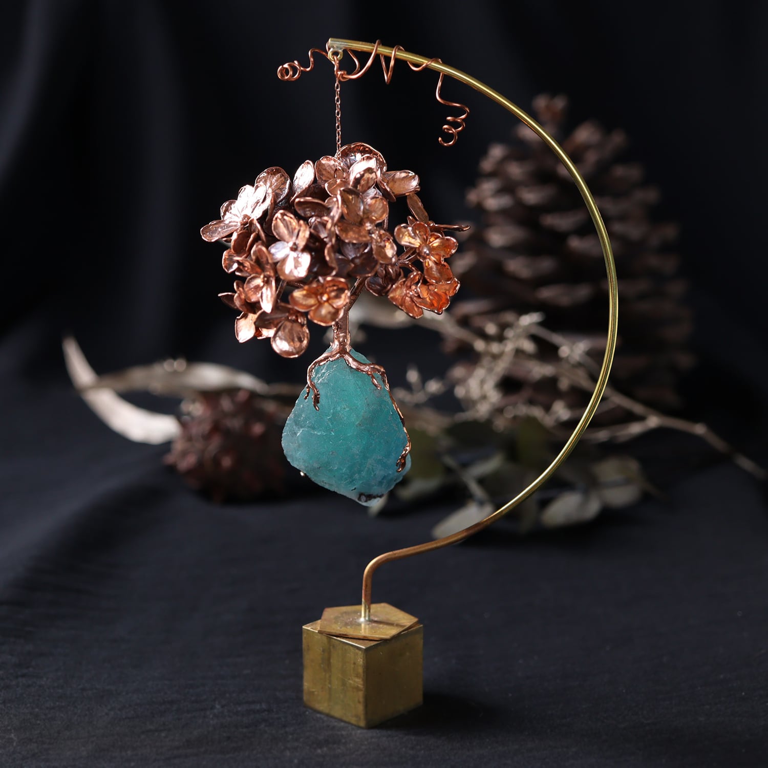 花柄の円形オブジェと緑の石 花柄の円形オブジェと緑の石 花柄の円形オブジェと緑の石 花柄の円形