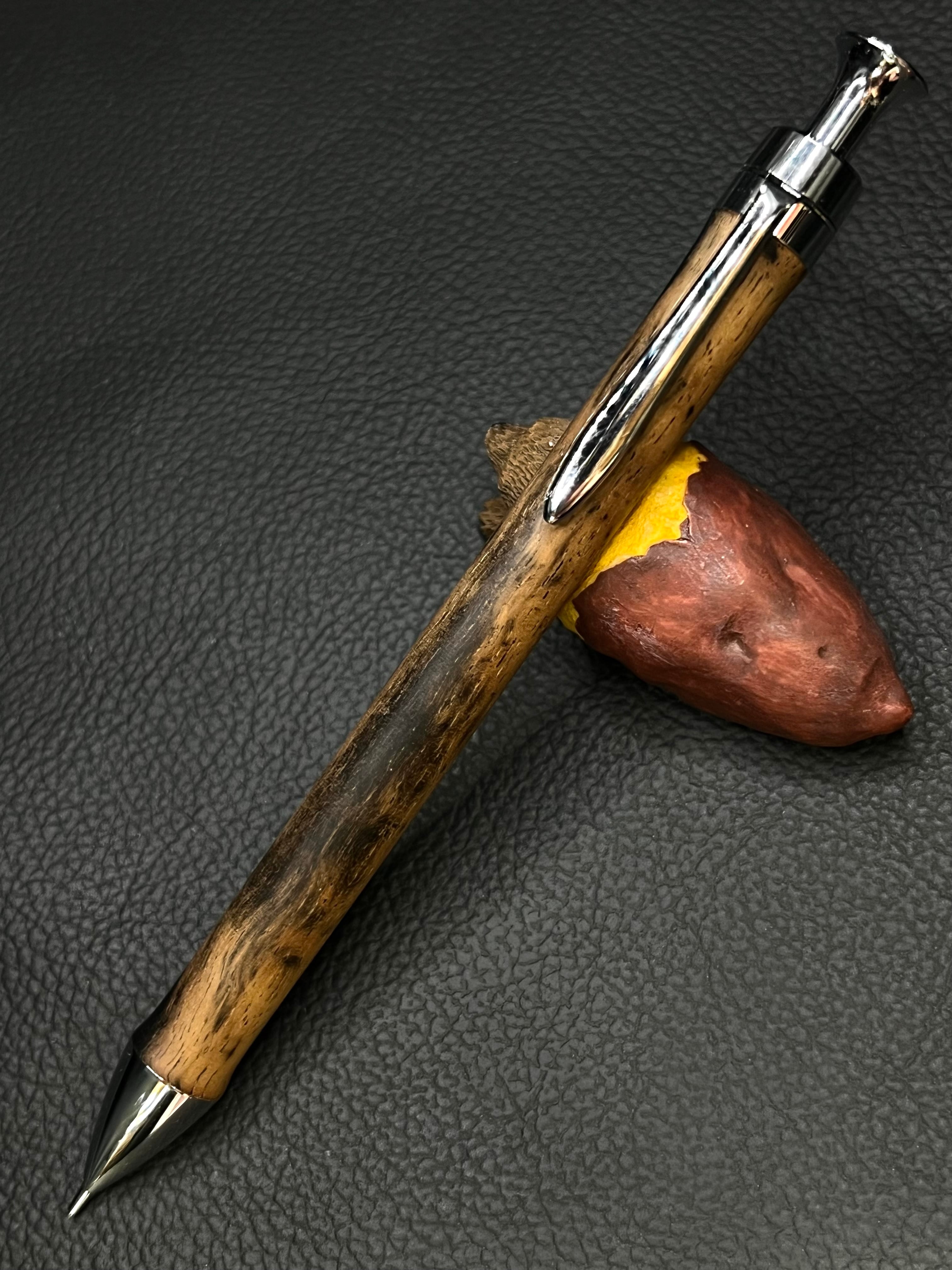 J*様 新品　こぶた工房　黒柿孔雀杢 極上　シャープペンシル0.5㎜ 新品 こぶた工房 黒柿孔雀杢 極上 シャープペンシル0.5ミリ - メルカリ