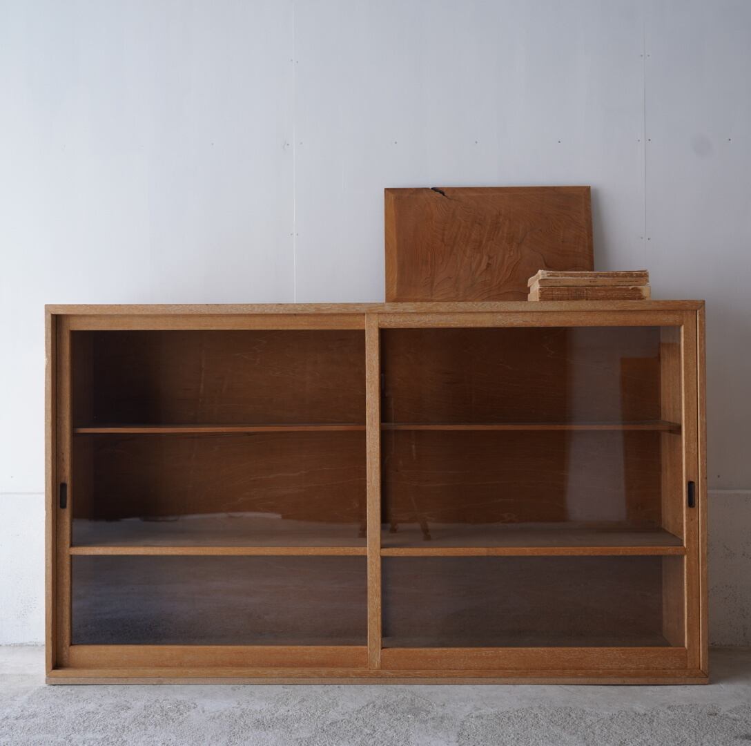 ガラス引き戸のキャビネット