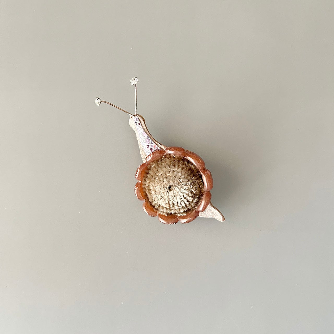 かたつむりブローチ<茶>