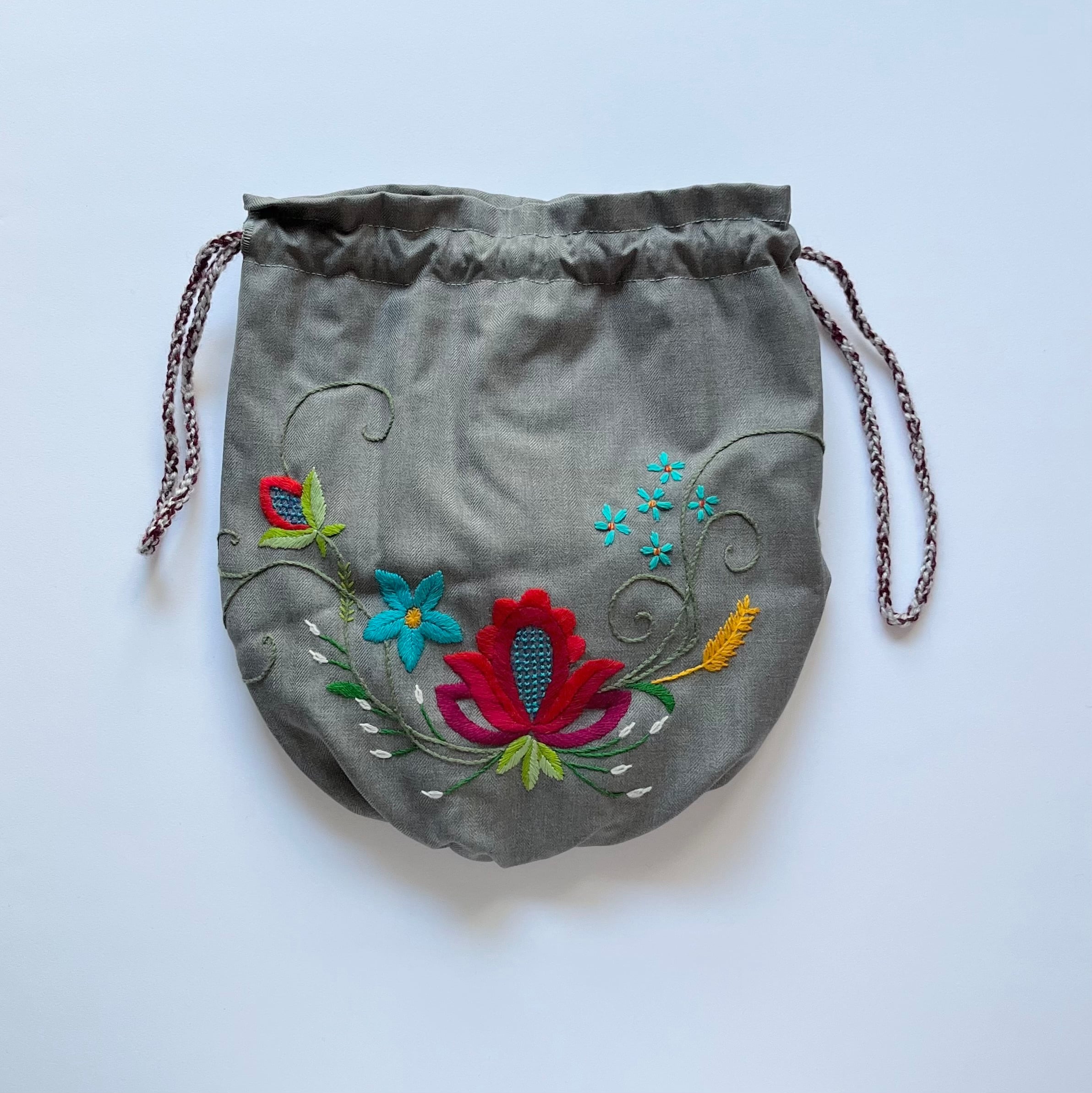 エストニアの伝統刺繍巾着バッグ(ヴィルマー刺繍?)