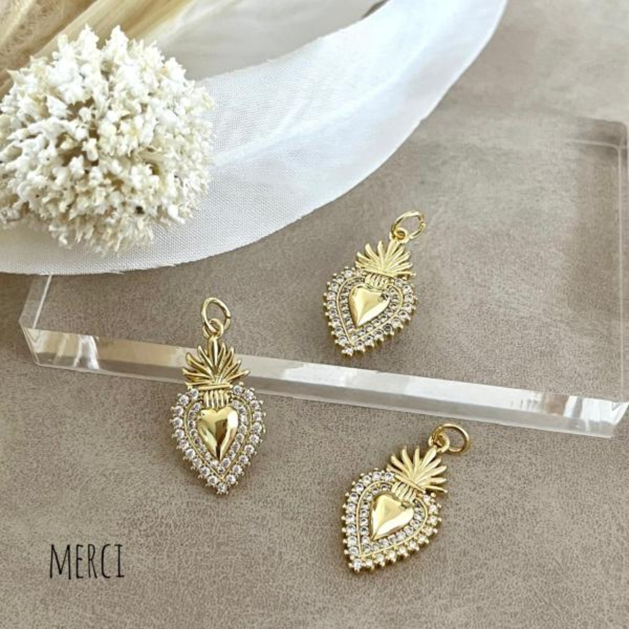 キュービックジルコニア神聖ハートゴールドチャーム/18kgp