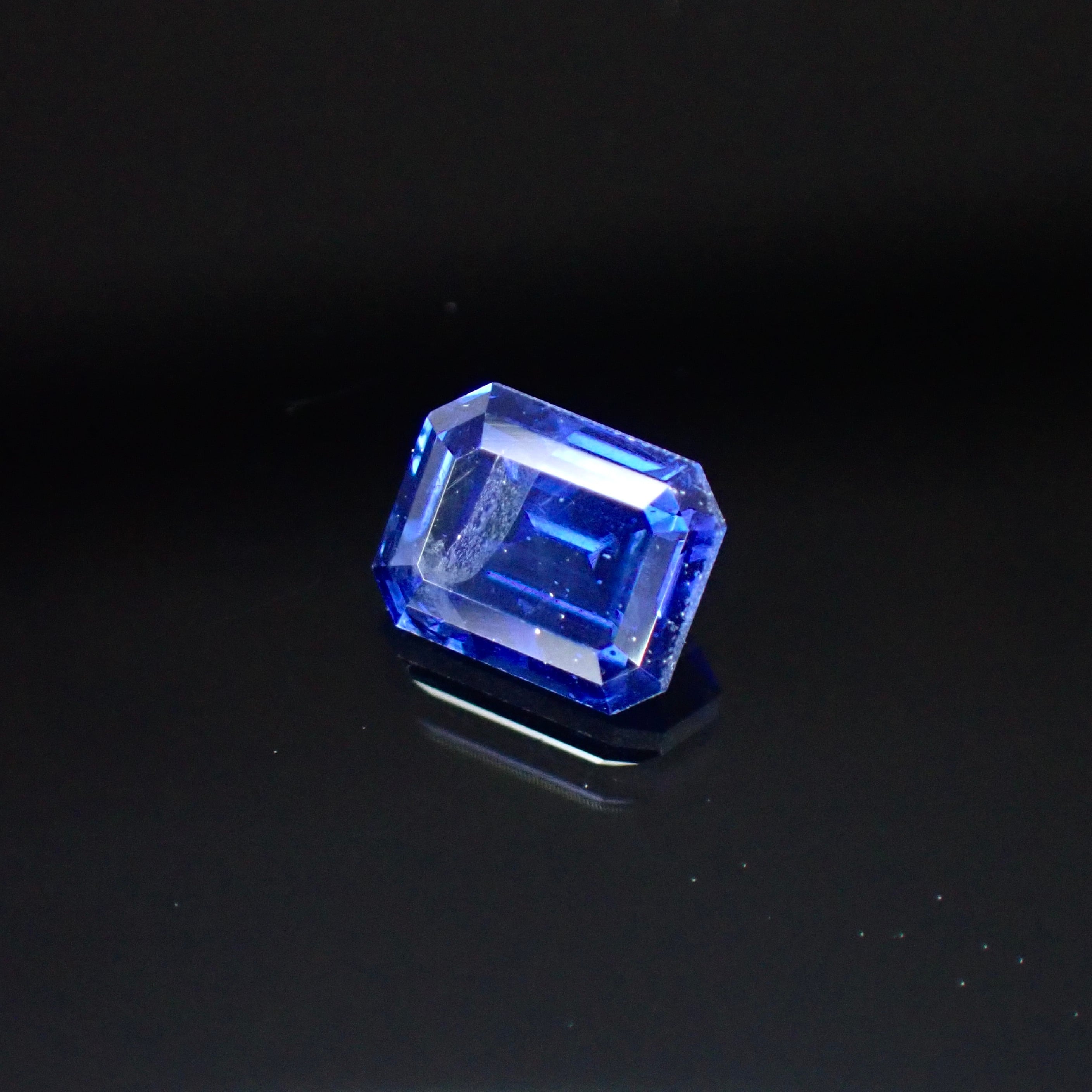 上品に輝く青い結晶 0.57ct 天然ブルーサファイア | Frederick’s Gems&Jewelry powered by BASE