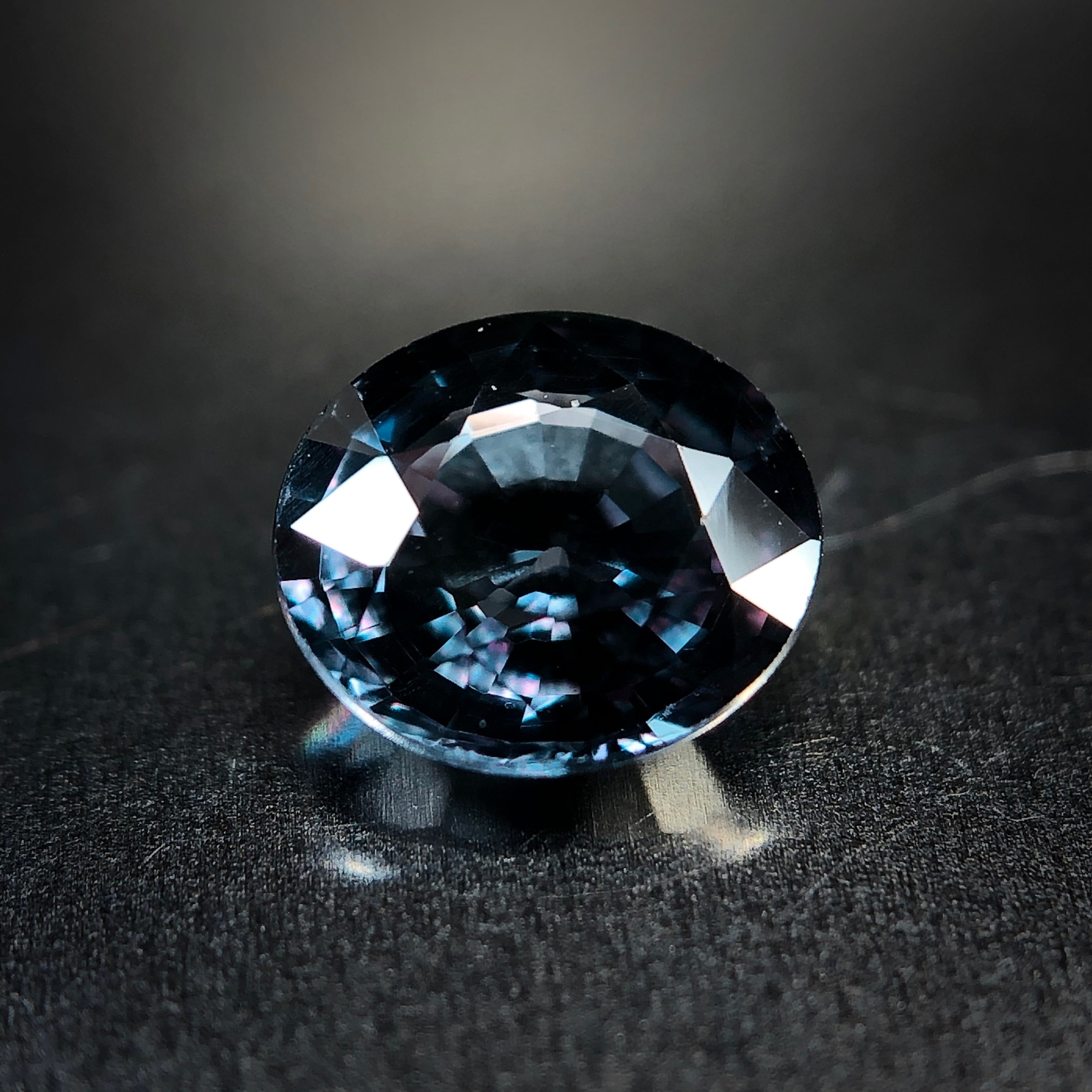 神秘的なベキリーブルーの輝き 0.80ct 天然 カラーチェンジ ガーネット