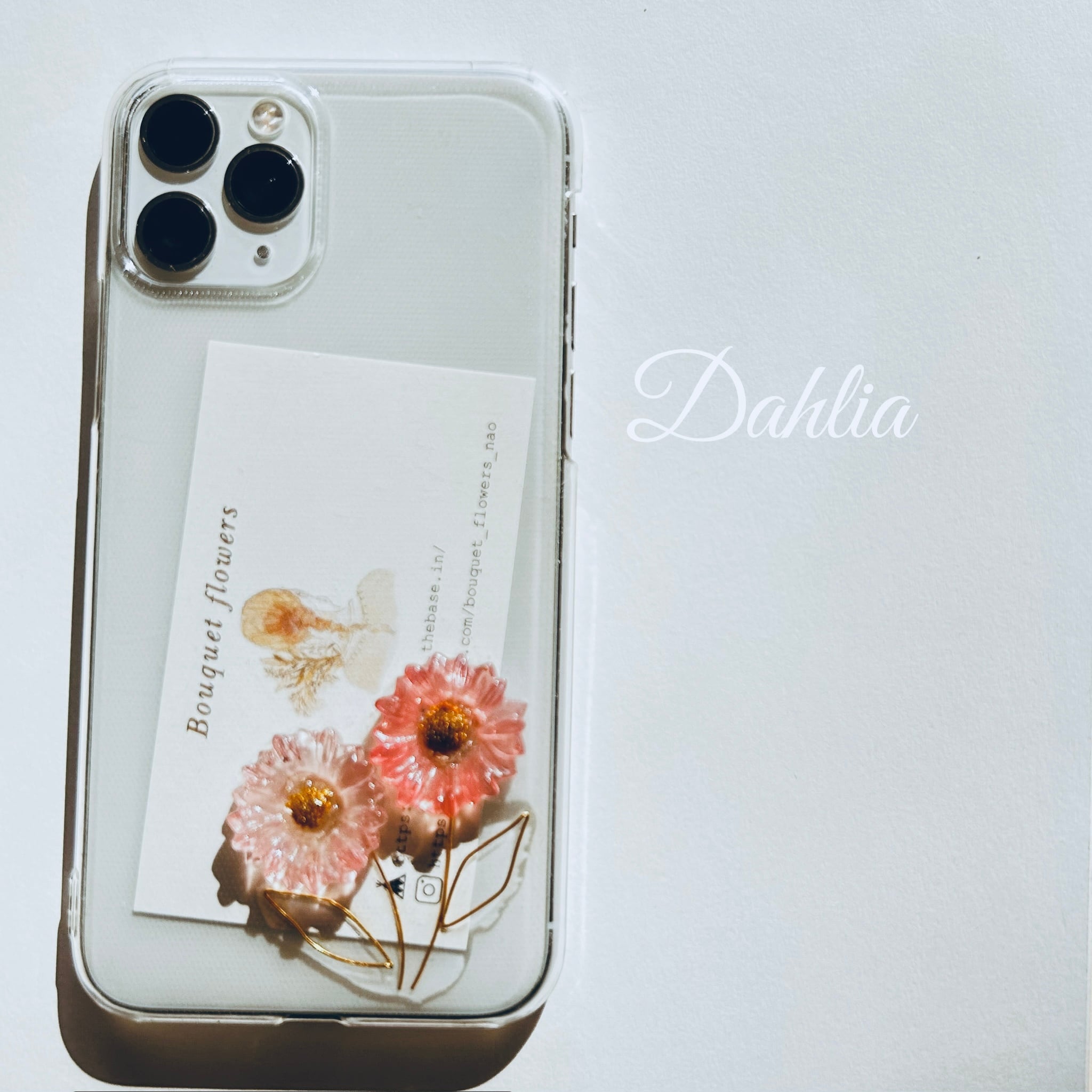 透明感のある淡いピンクのダリアのiPhoneケース | Bouquet flowers