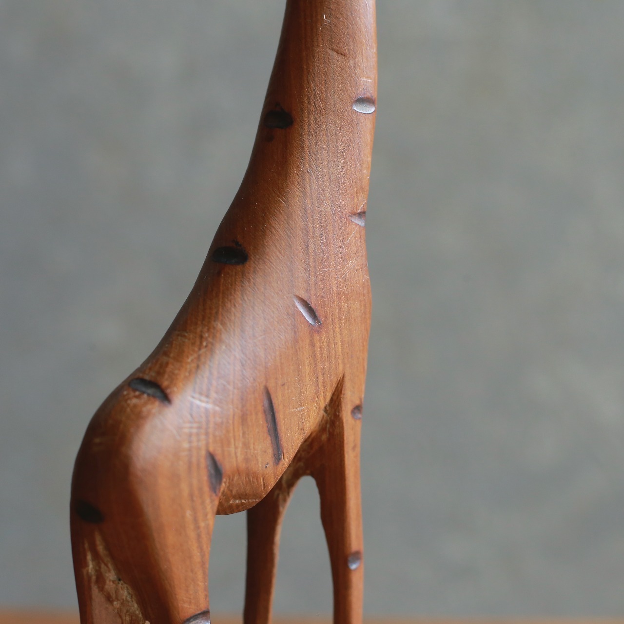 ケニヤからやってきた、木彫りのキリン