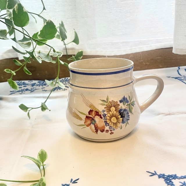 チェコスロバキア 　花束モチーフのカップ