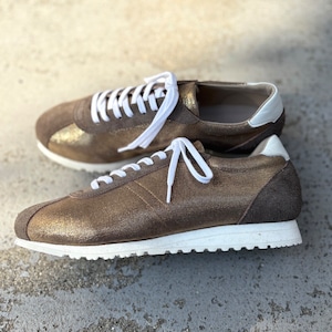 【軽やかにきらめく大人の春スニーカー】クラシックなデザインと本革の上質感！EMAのスニーカー/ブラウンラメ