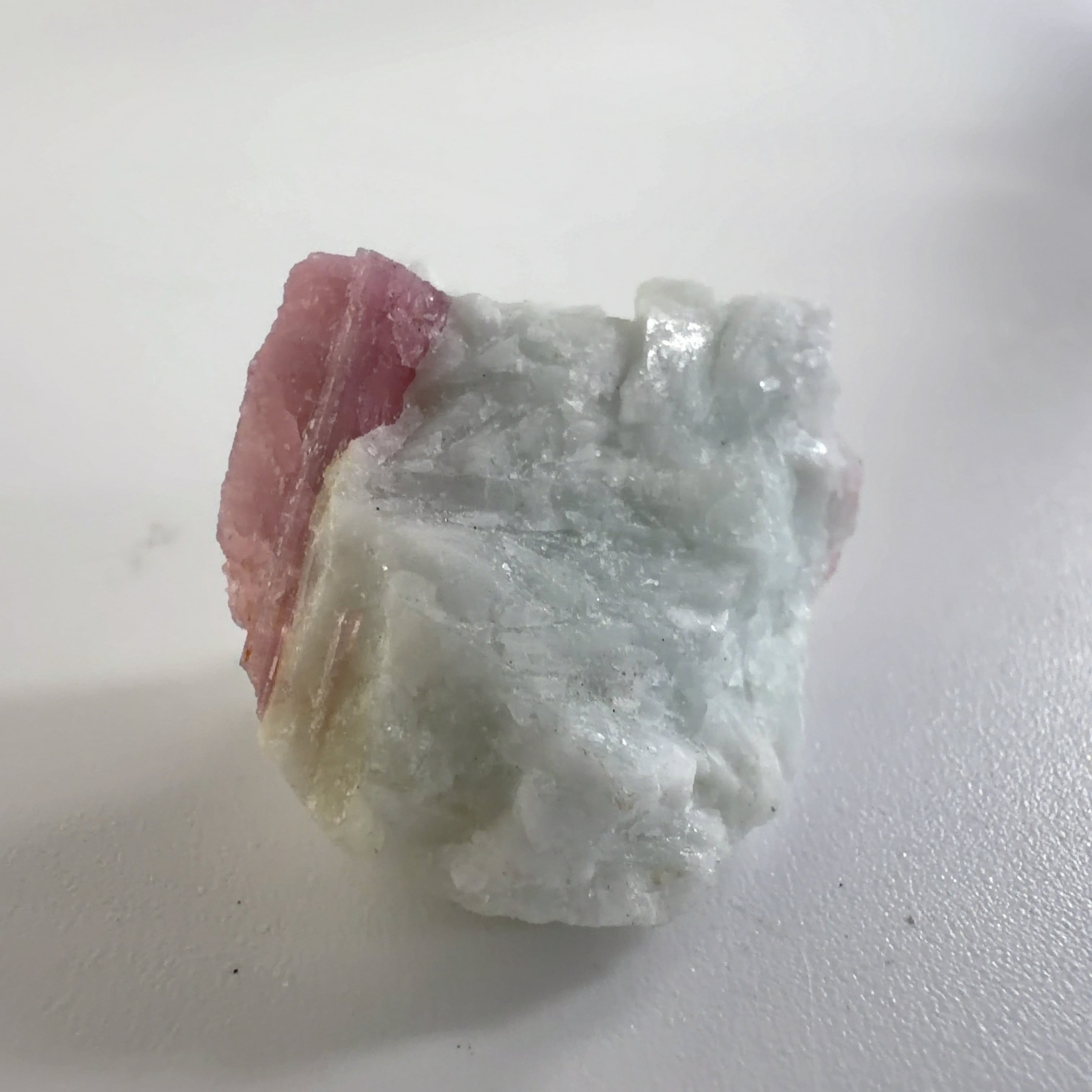 E33371】 緑柱石 を伴う 石英中の ピンクトルマリン ピンク トルマリン