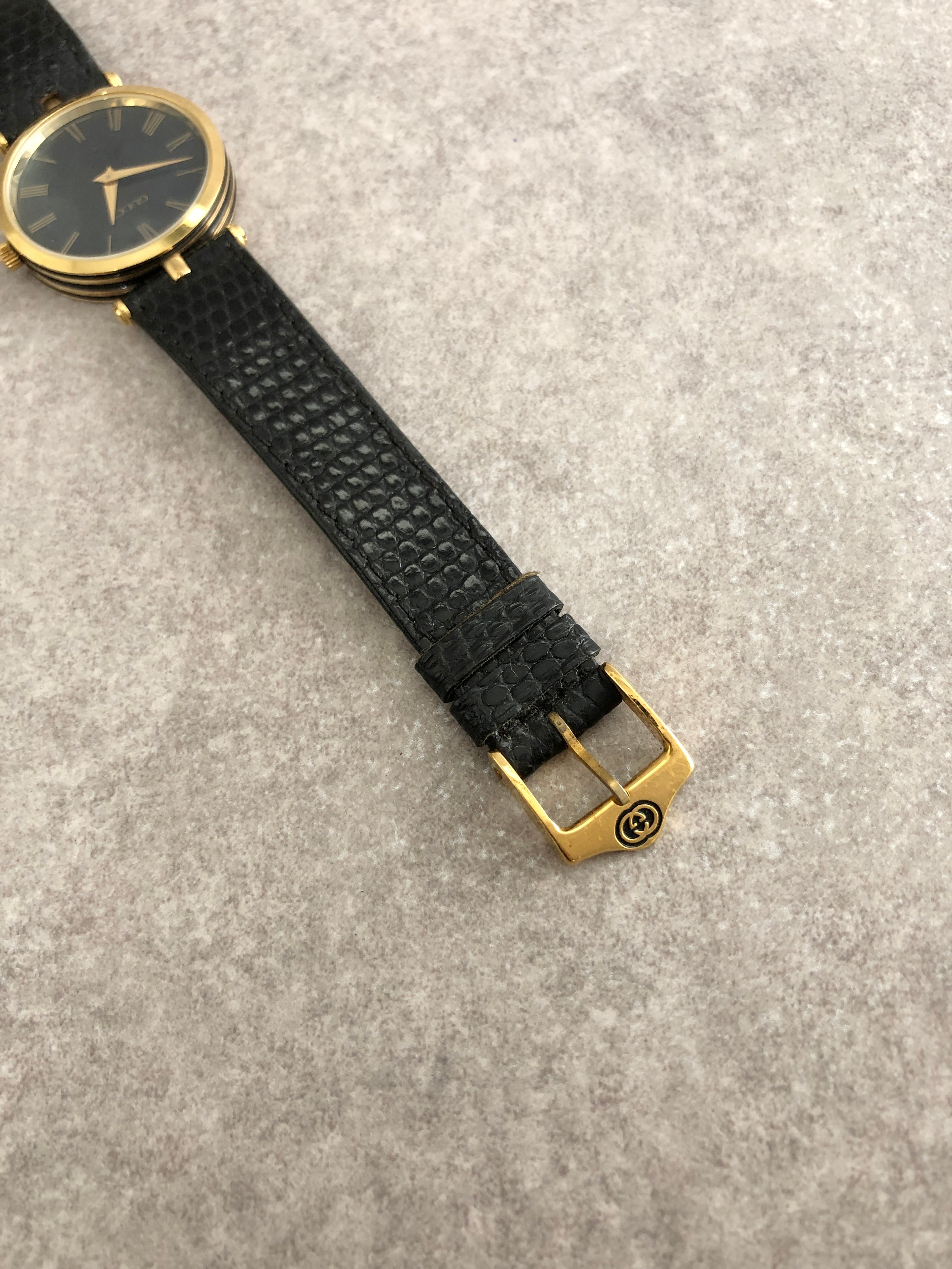 GUCCI ヴィンテージ腕時計 クォーツ ブラック文字盤 ゴールドケース　美品 GUCCI グッチ 腕時計 ゴールド×ブラック ローマ文字 レザー vintage