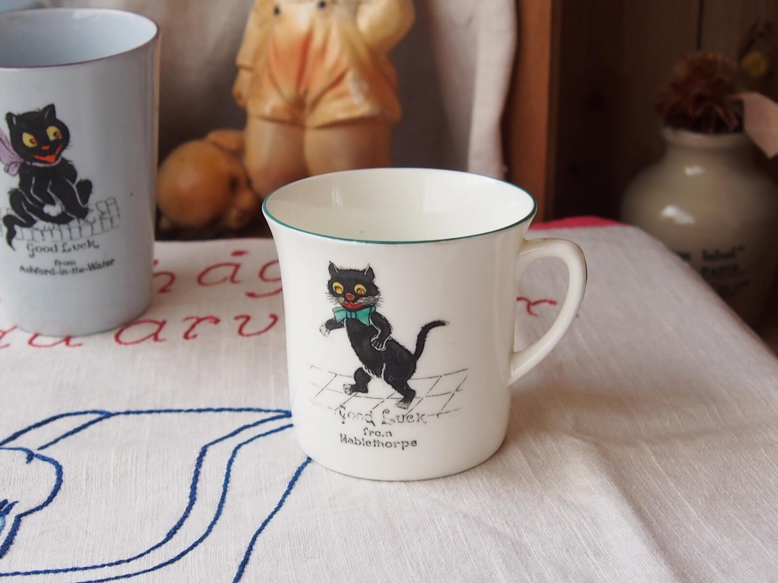 イギリスアンティーク　黒猫　GOOD LUCK CATのマグカップ
