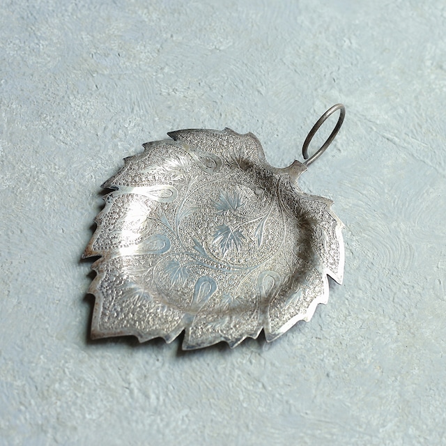 彫りが美しい、葉っぱ型のトレイ