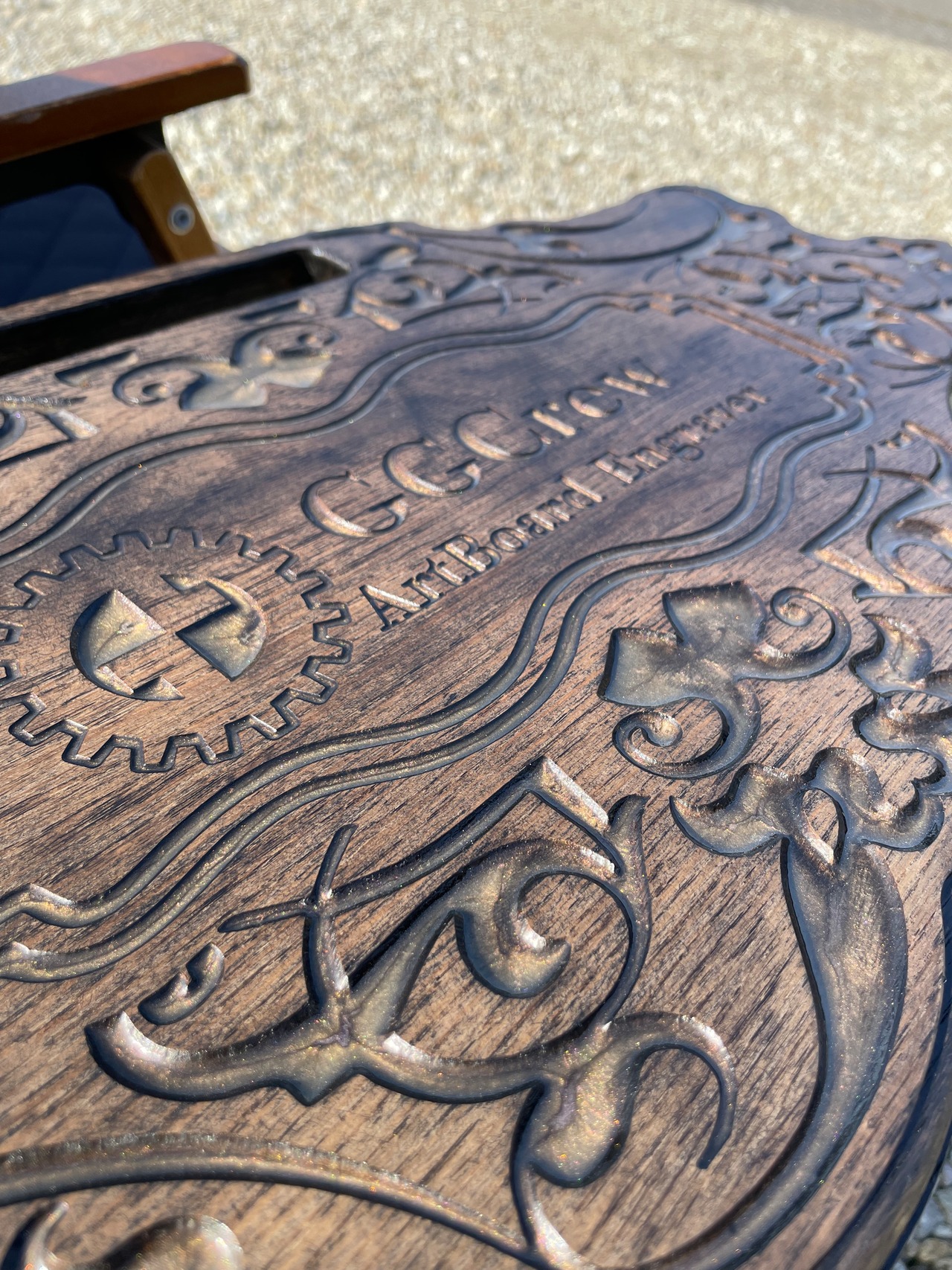 ヴィンテージ風彫刻テーブル（ダークゴールド）