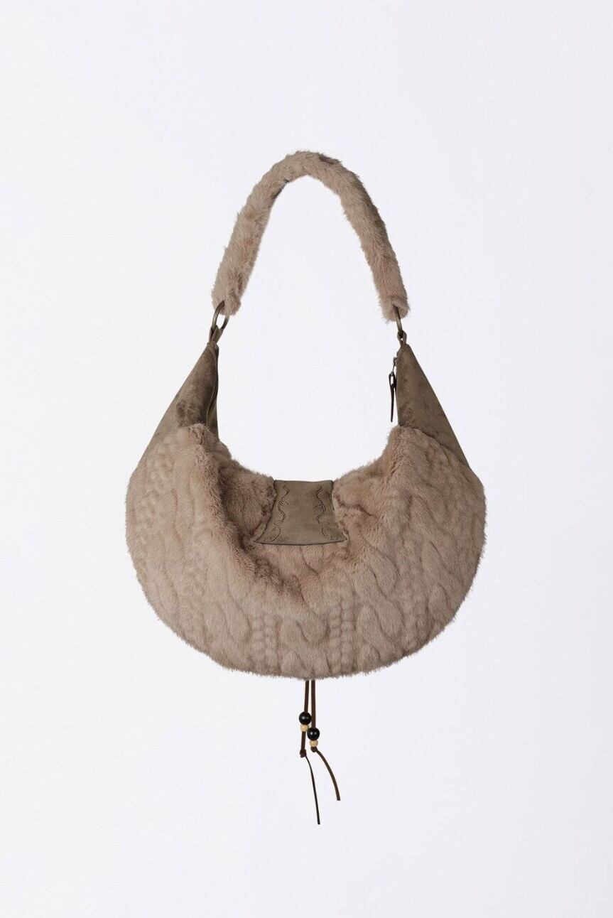 ☆ILLIT ミンジュ 着用！！【SCULPTOR】Horseshoe Fur Bag Brown | もごつ