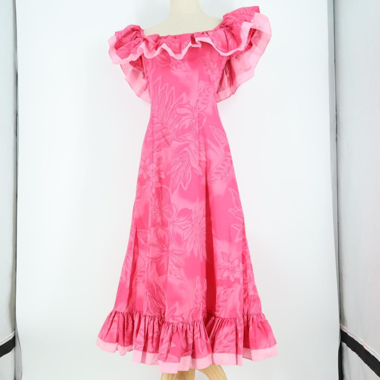 【ハワイ製 フラダンス衣装】ピンク CC Fashions ワンピース ドレス プルメリア柄 花柄 フリル 明るい 華やか かわいい 可愛い