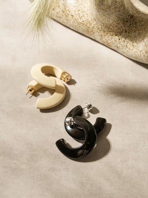 ホマイカフープピアス｜ブラック｜CHIGNON