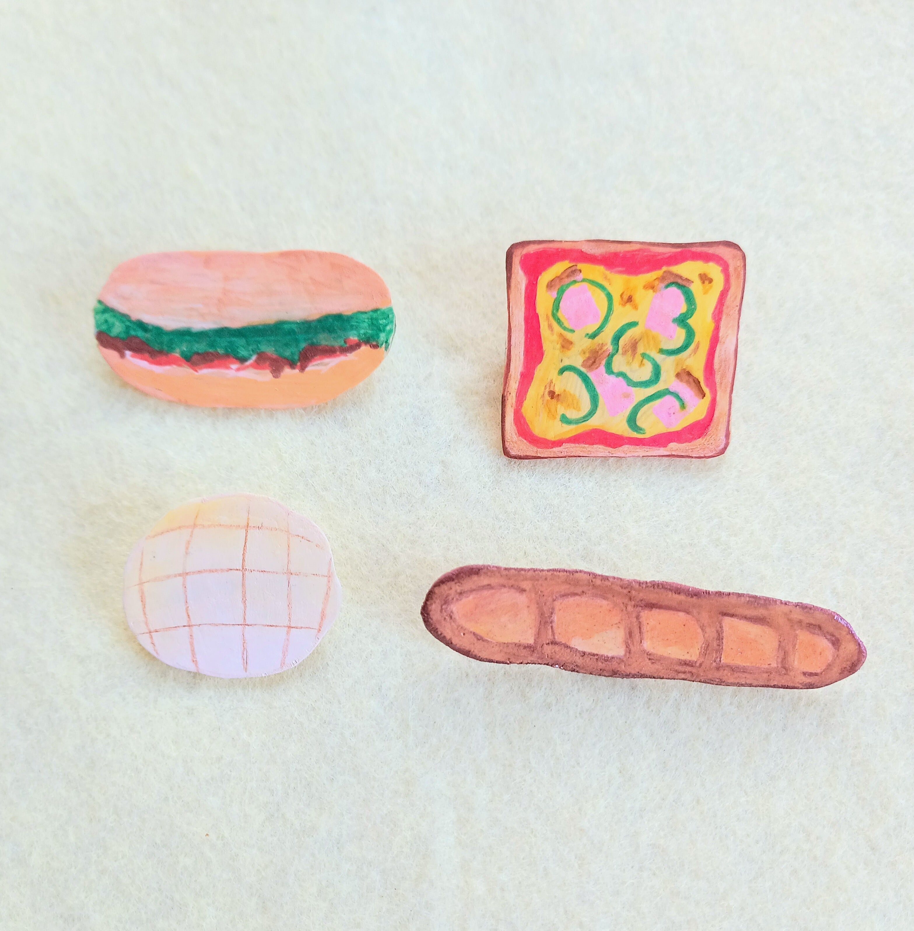 ヘンテコ　ブローチ　バインミー　ベトナム料理　フランスパン　手描き　一点もの