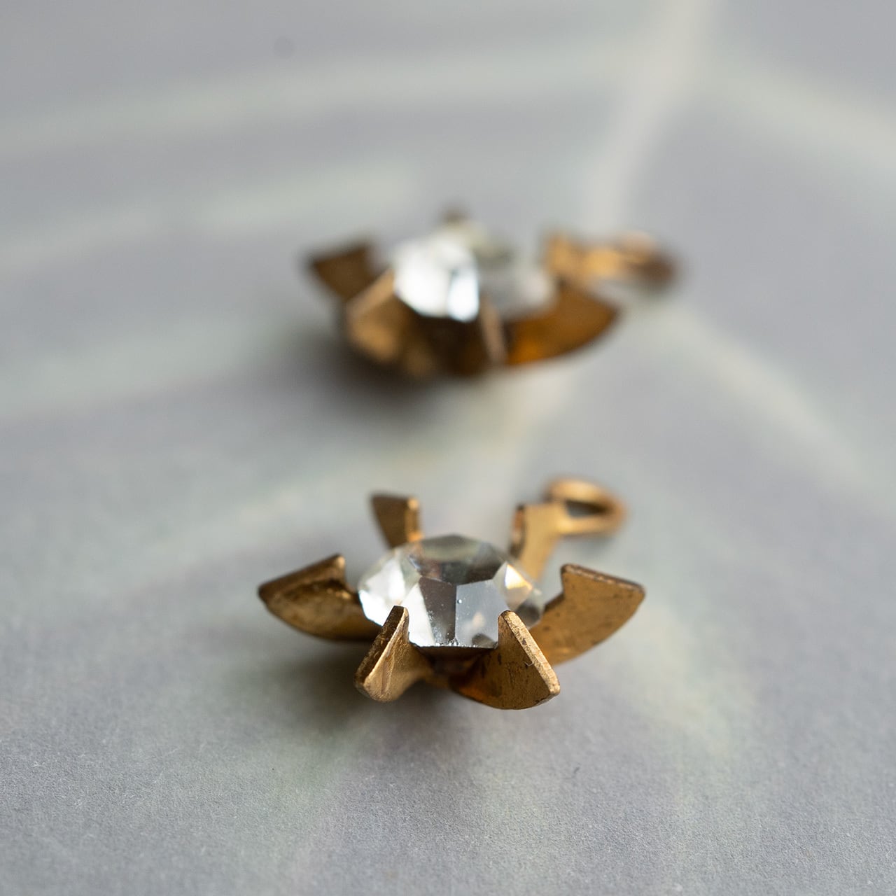 ヴィンテージ 手の形 チャーム 赤いストーン コネクター 7mm スクエアチャーム ミニ 菱形 ガラス 四角 小さい