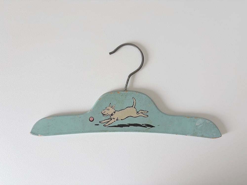 【FRANCE】子供服用のハンガー「ボールを追いかけて」 / Children's clothing hanger: "Chasing the Ball"
