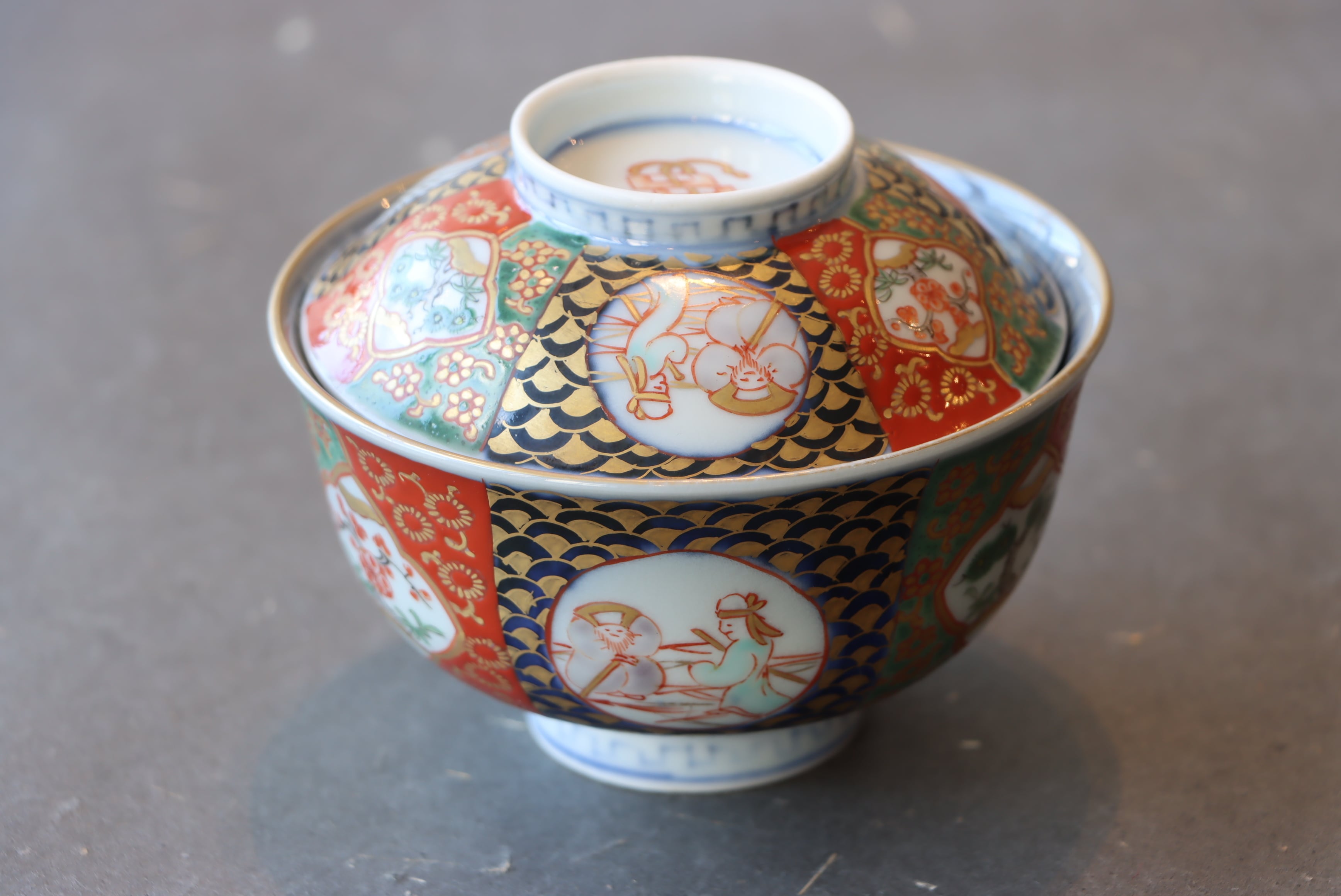 伊万里焼 色絵 桃手 鶴亀翁文 蓋茶碗 通りもの/Imari coverd bowl