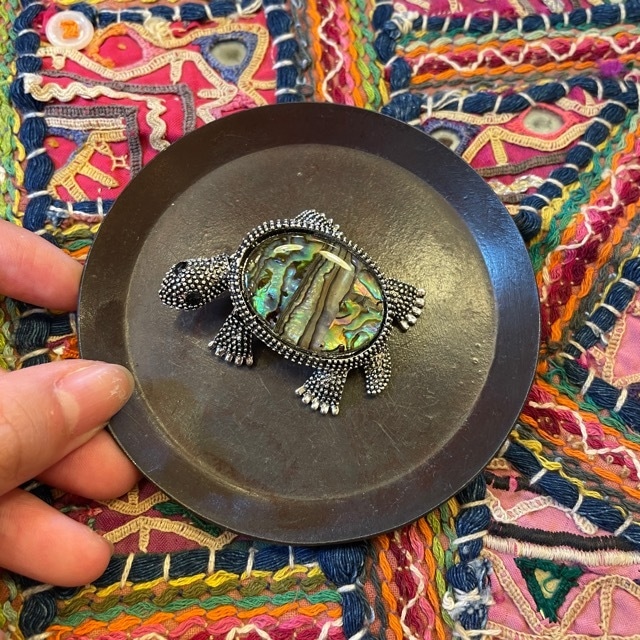 TOPANGA Jewelry Bijou art brooch Tortoise (Large) / ビジューアートブローチ カメ 大 プレゼント プチギフト ジャケット 帽子 バッグ ニット キラキラ アクセサリー かわいい ファッション小物