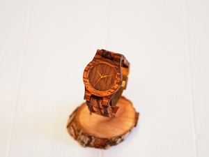 木目がはっきりとした木製腕時計（引っ掛けベルトタイプ）