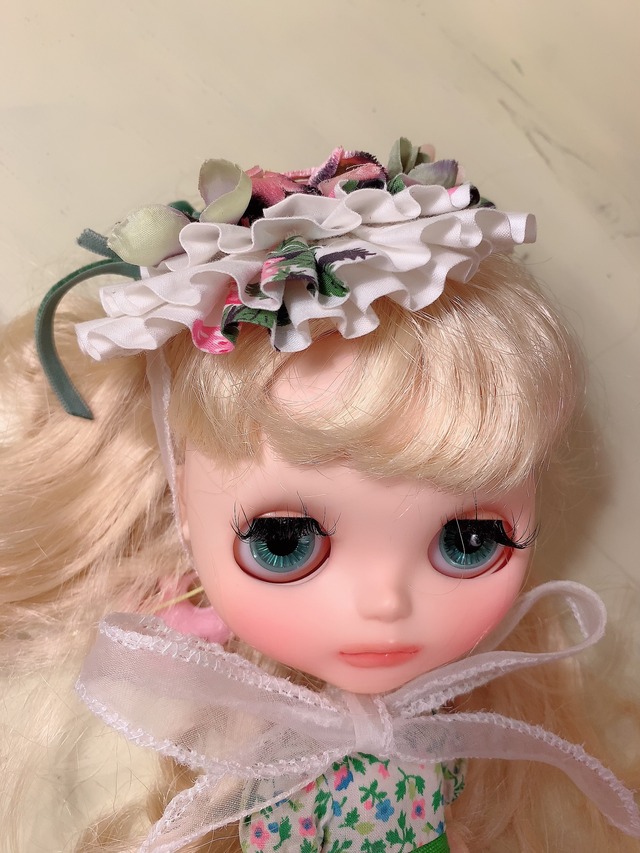 ブライスのヘッドドレス(箱なし) 白の花柄 (210306)
