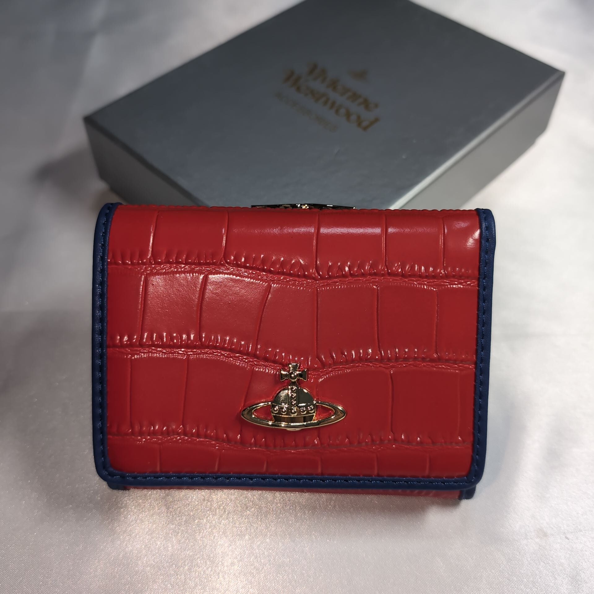 ヴィヴィアンウエストウッド がま口三つ折り クロコ型押し レッド