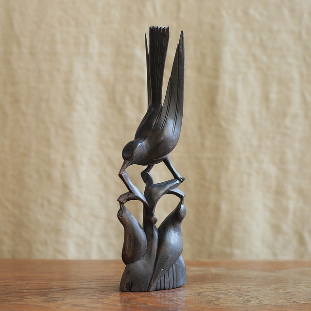 優美な姿をした、透かし木彫の鳥 2