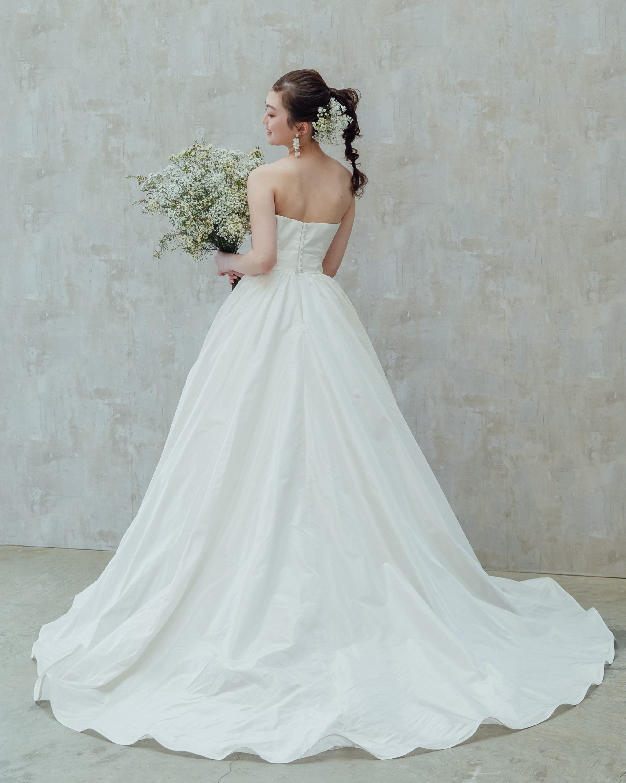 ウェディングドレス タフタ くるみボタン ロングトレーン 花嫁 二次会  