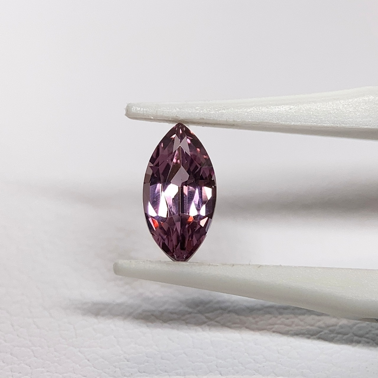 スピネル マーキスカット ルース 0.45ct 紫系 約7mm×3.6mm r-0659