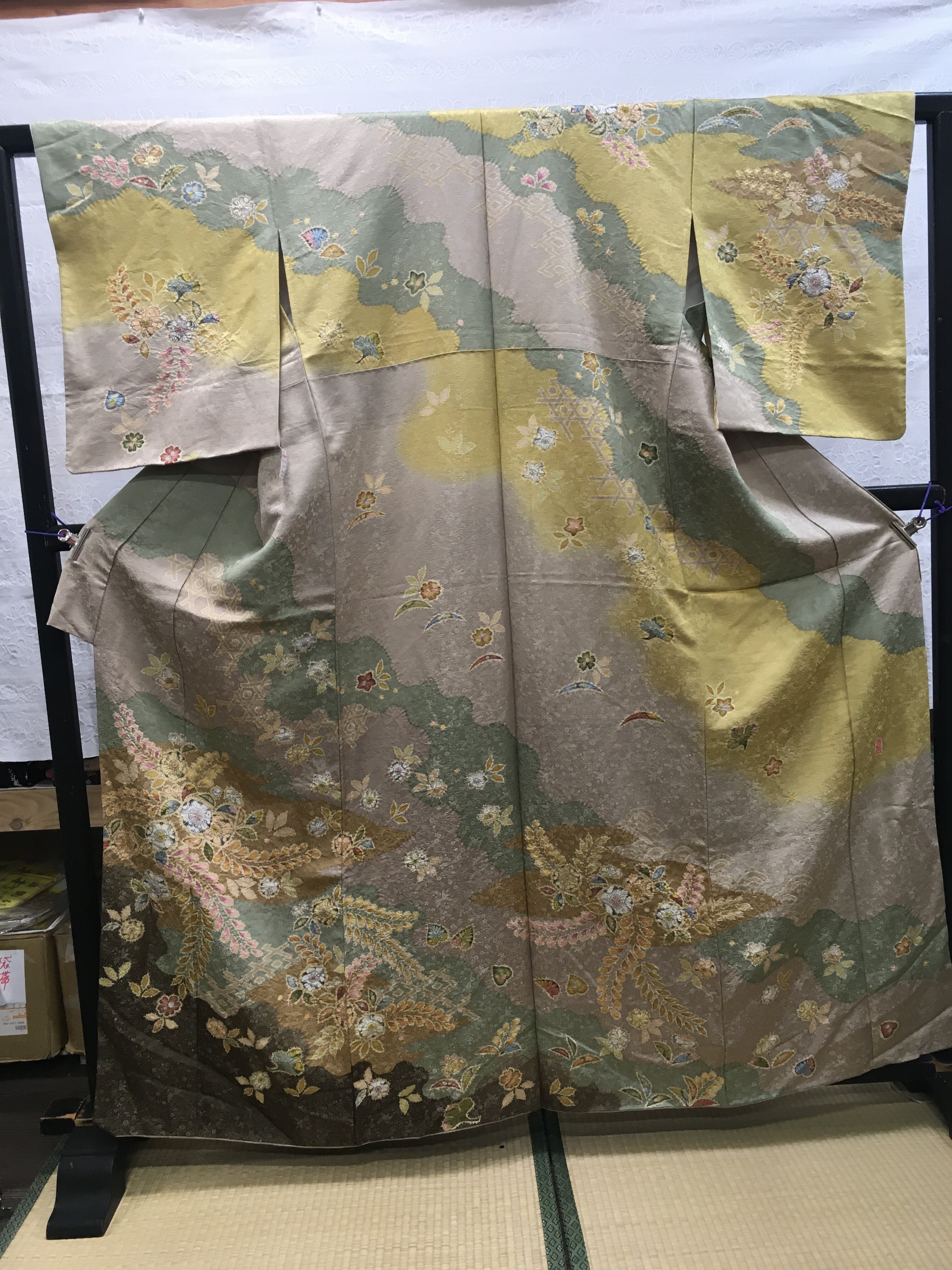 訪問着袴（うす茶地に金茶色、草色、道長取に辻ヶ花）