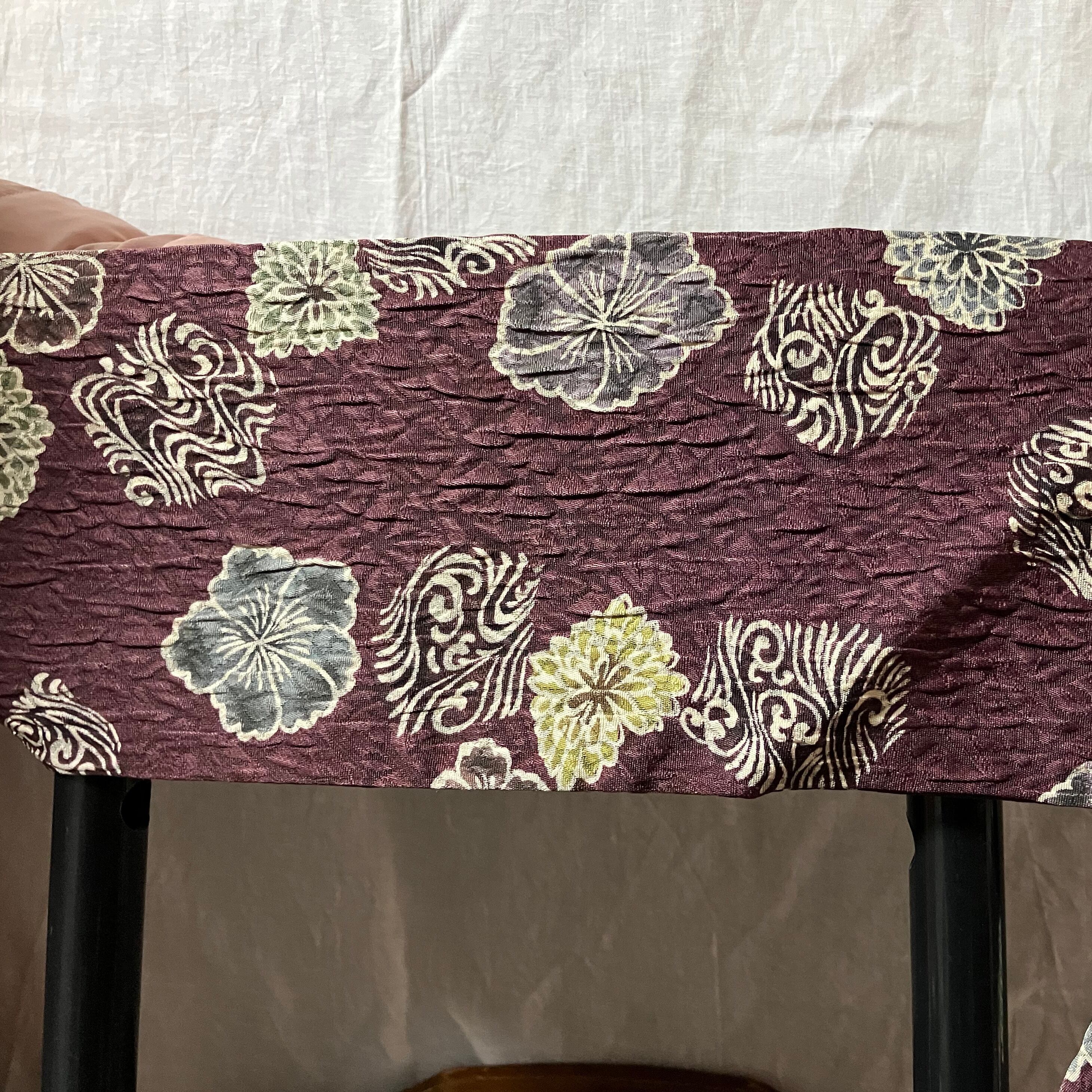 染め名古屋帯（黒紫ふくれ織地柄入六角花ちらし）