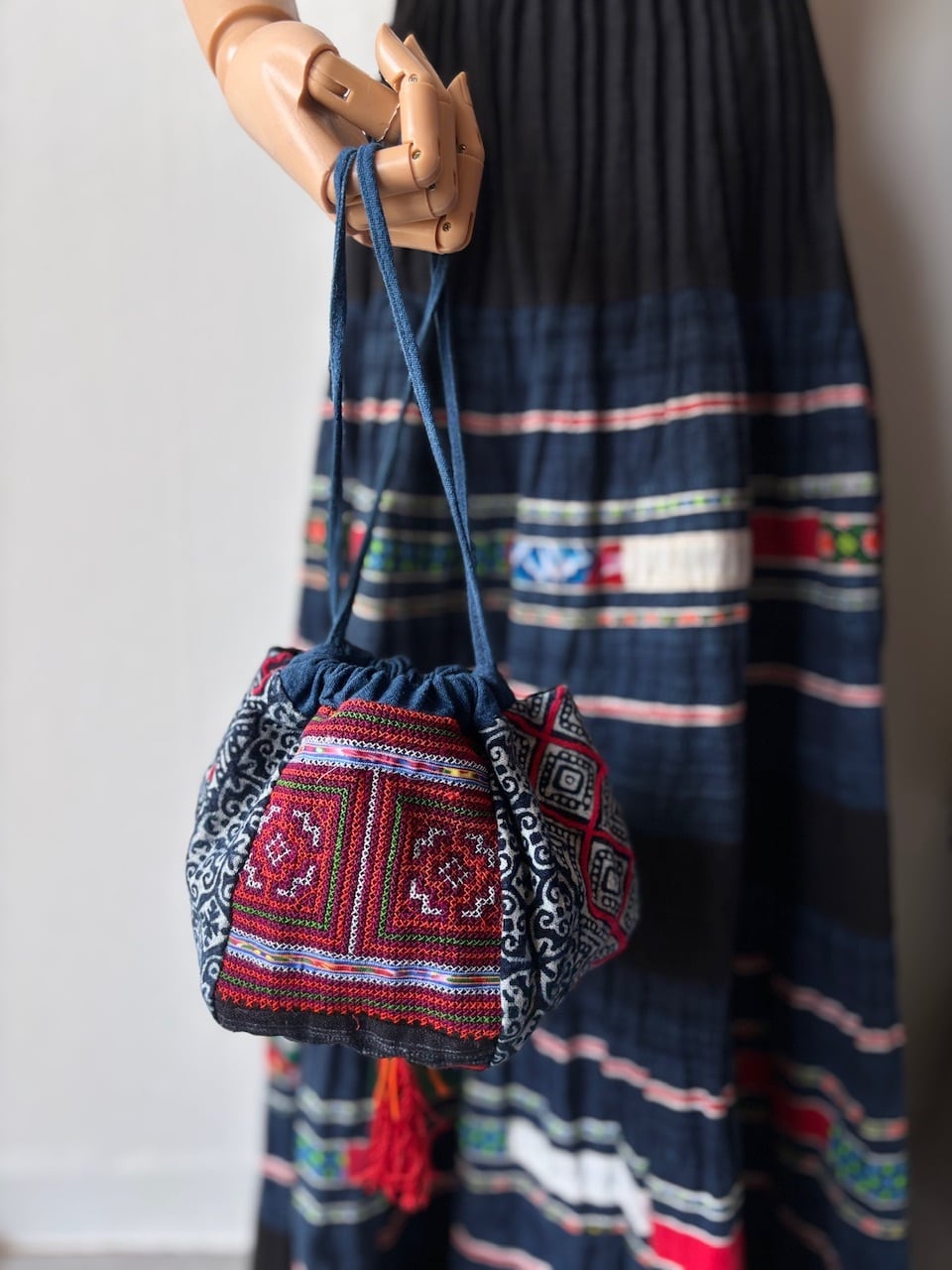 b タイ　モン族　刺繍　マルチカバー　ろうけつ染め　大判 b タイ モン族 刺繍 マルチカバー ろうけつ染め 大判 - メルカリ