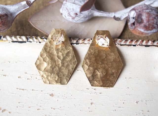 原石のハーキマーダイヤモンドと真鍮の六角ピアス
