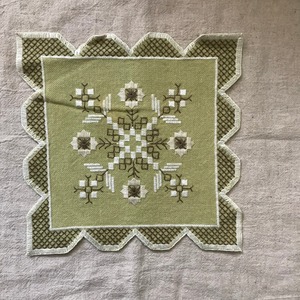 緑の刺繍布