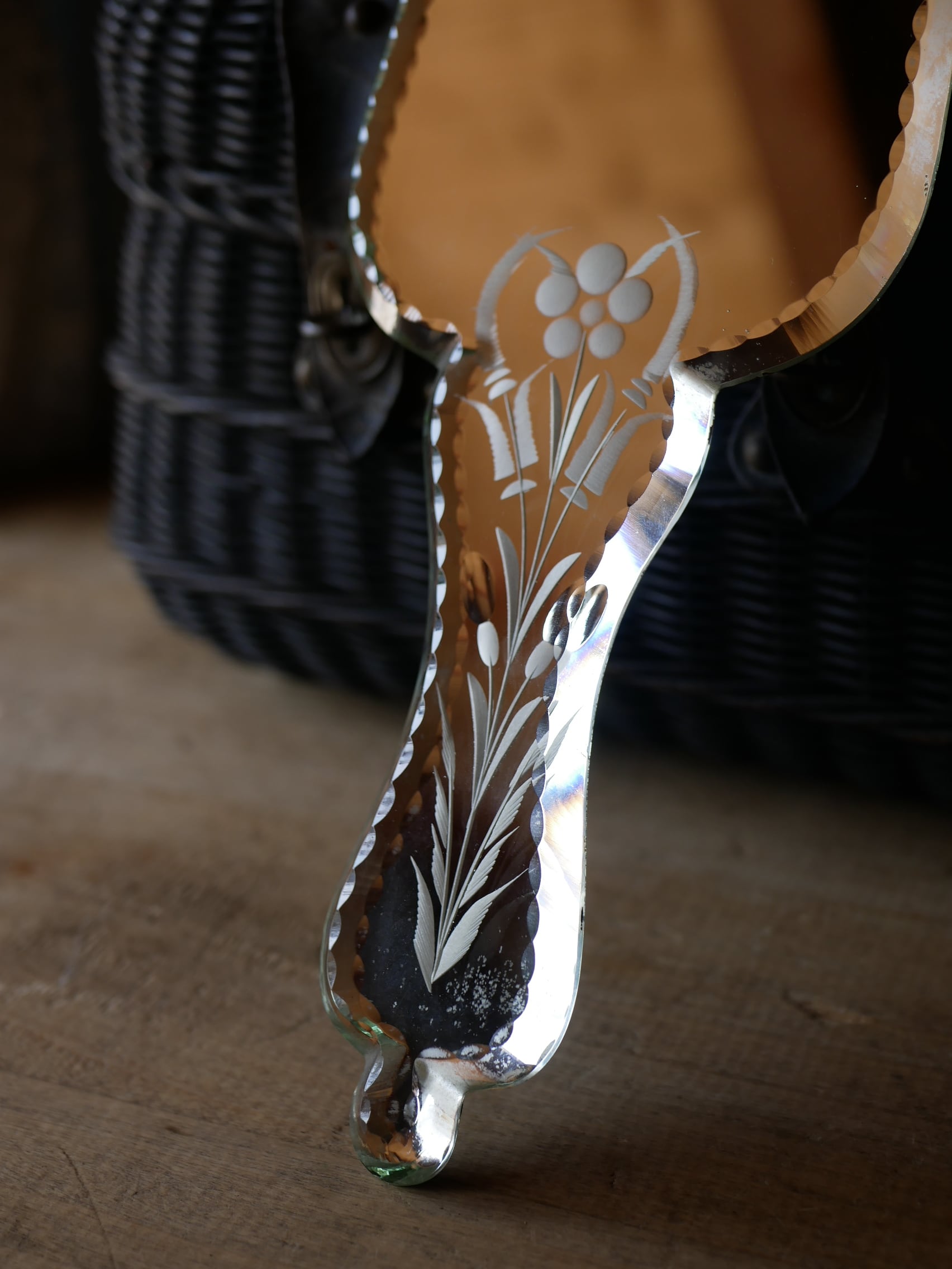 面取りガラス 手鏡 ミラー フランスヴィンテージ アンティークのある