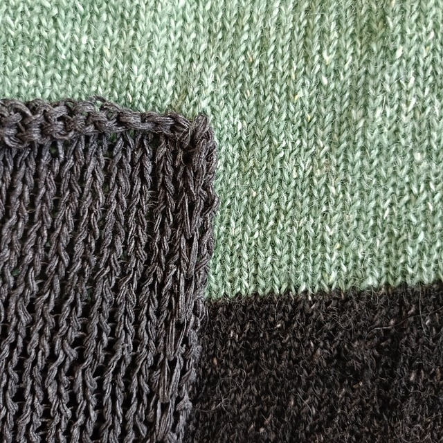シルクウールポッケ付きニット　２色（カラシ、グラスグリーン）