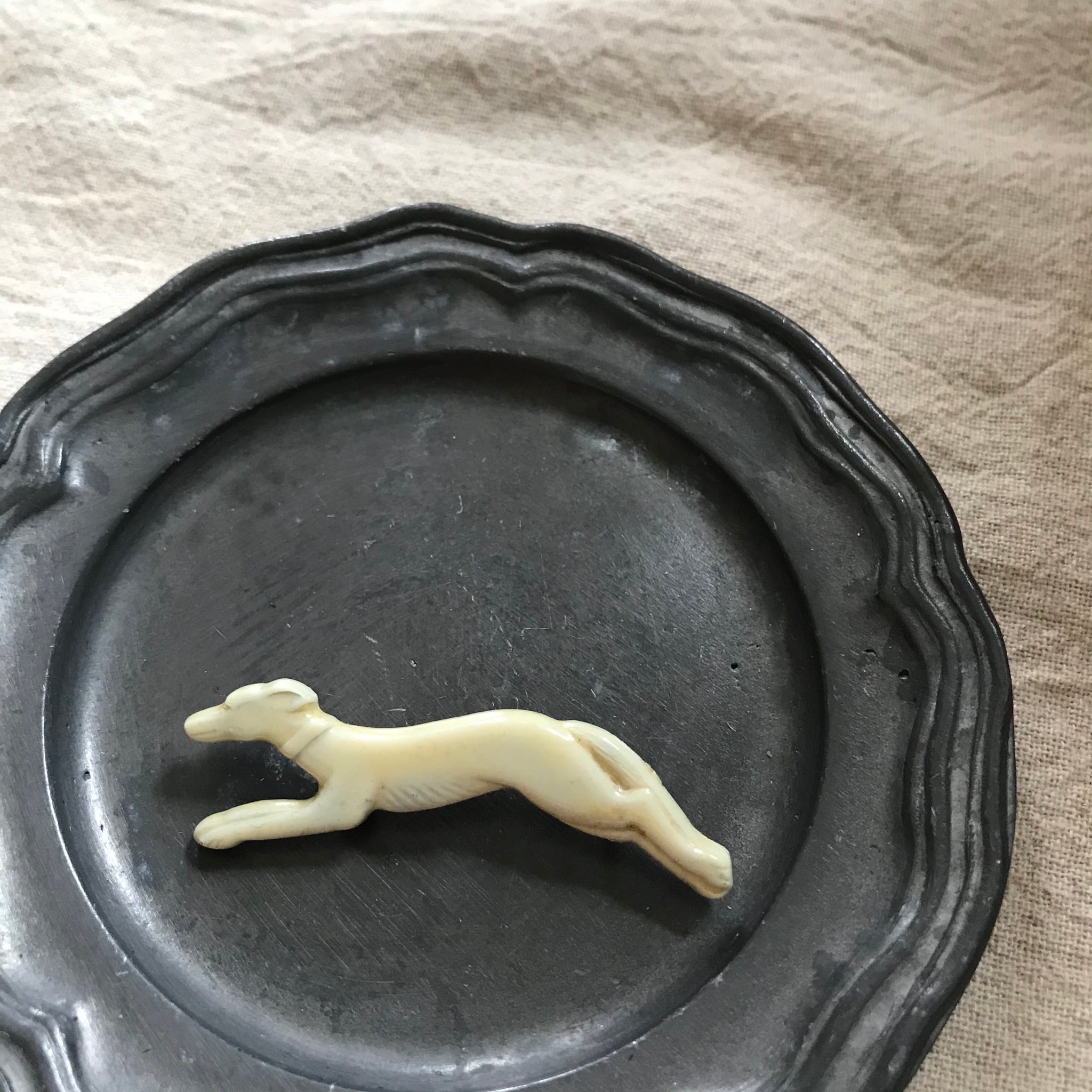 走る犬のブローチ