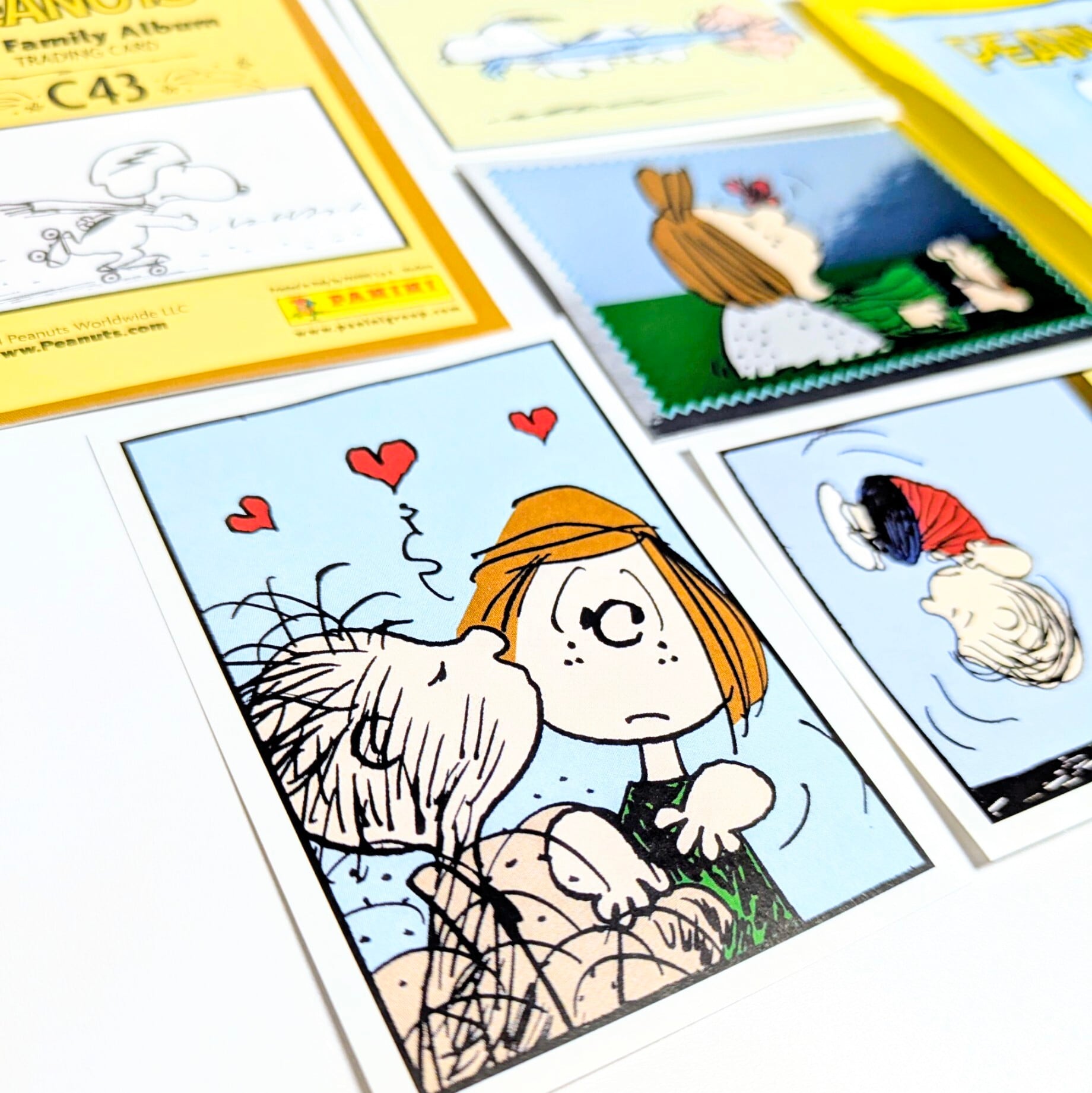 送料無料！【 PEANUTS / ピーナッツ 】The Family Album STICKERS AND CARDS / Panini Stickers / パニーニ・ステッカー トレーディングカード 単品 （1個=4STICKER＋1CARD入）〚アメリカン雑貨 アメトイ〛