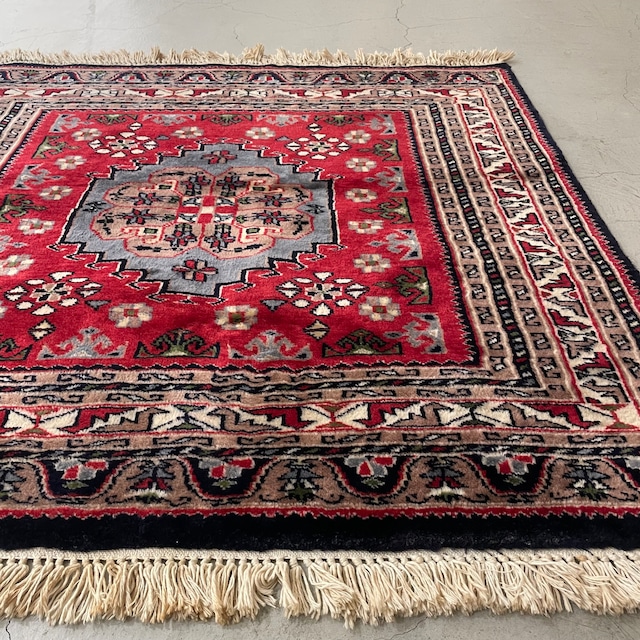 パキスタンrug/手織り(1250×970㎜フリンジ含まず50㎜×2)