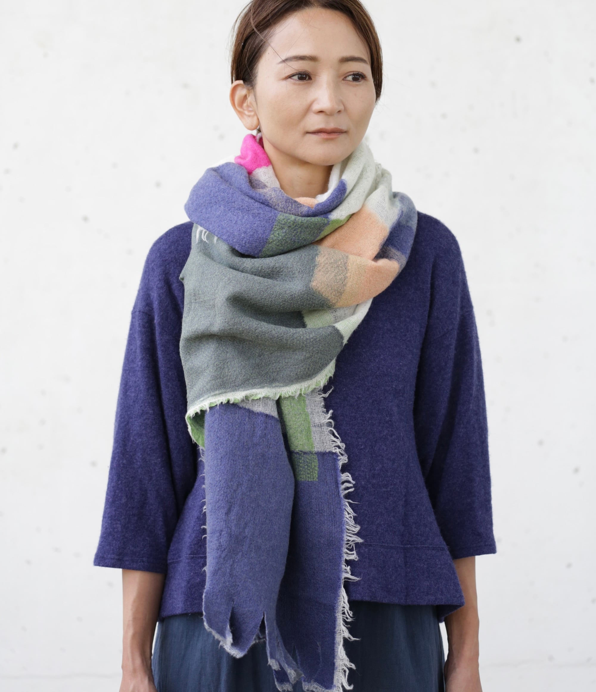 AKARI】くっきり彩りをまとうストール｜ホワイト×差し色で印象変える