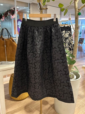 フラワー刺繍スカート［Color:ブラック］