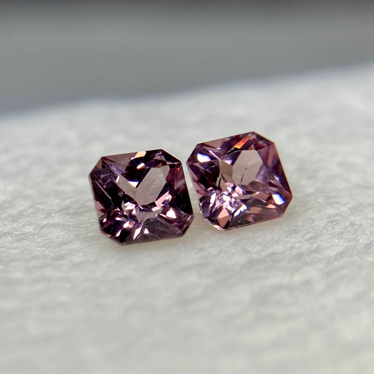 クッションみたいなスピネル 約4mm*4mm 2点セット r-0010