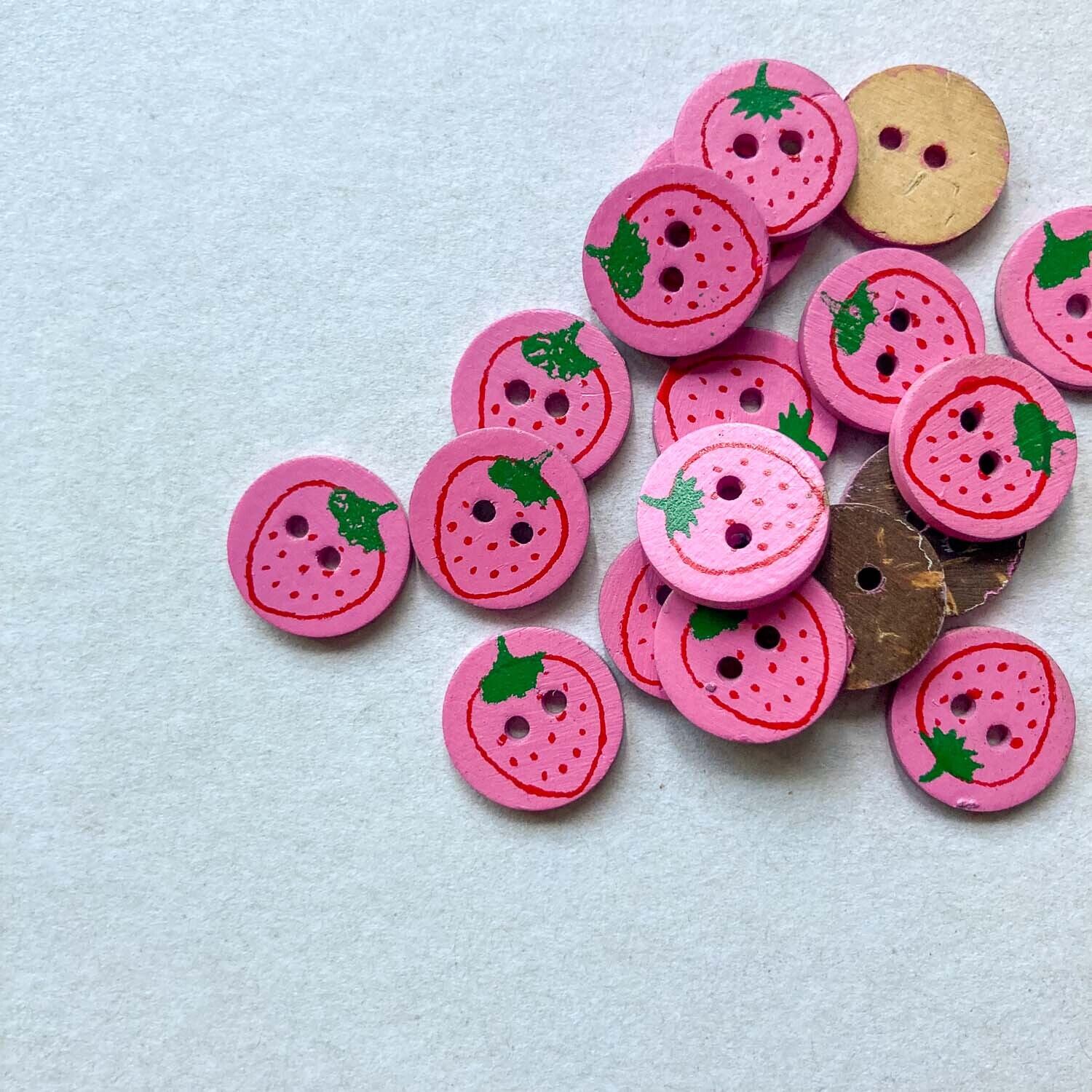 ココナツボタン いちご（15mm） | Dua-アクセサリーパーツショップ
