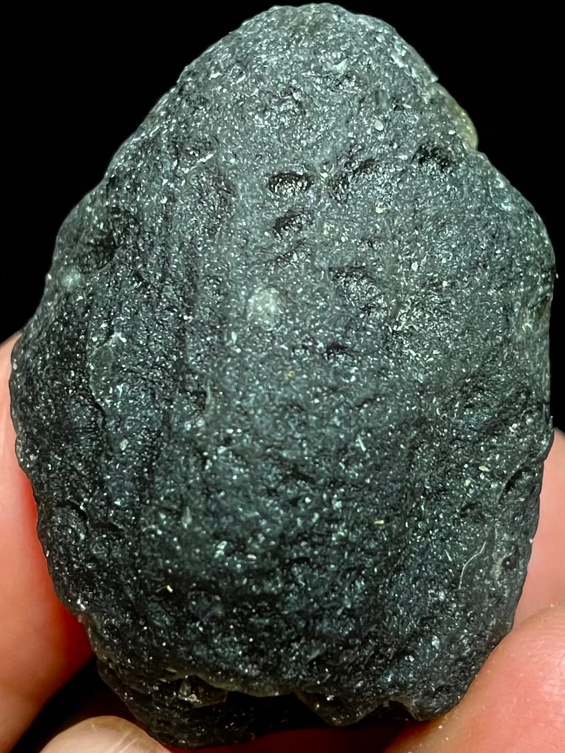 9) アグニマニタイト原石(中)