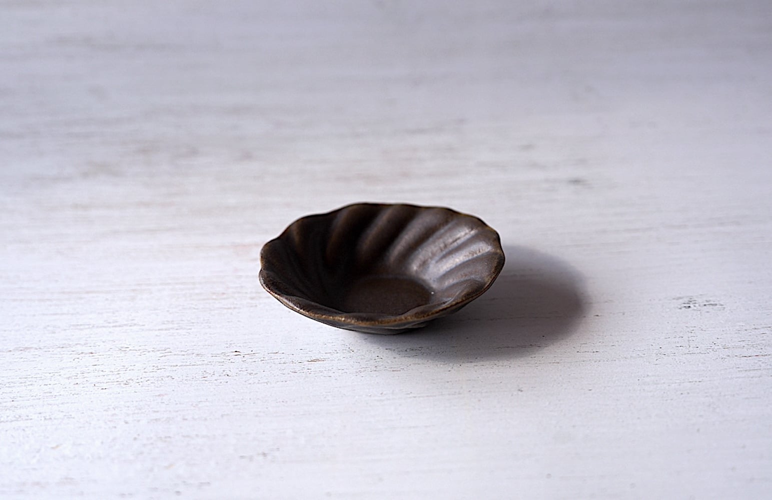 サビ釉 スパイラル輪花小鉢 | 古谷製陶所