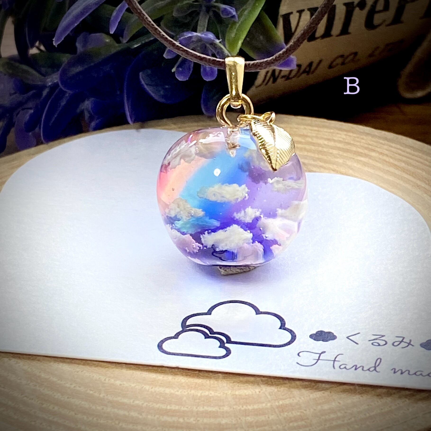 空&雲ペンダント りんご型 夕暮れ空にかかる虹 B